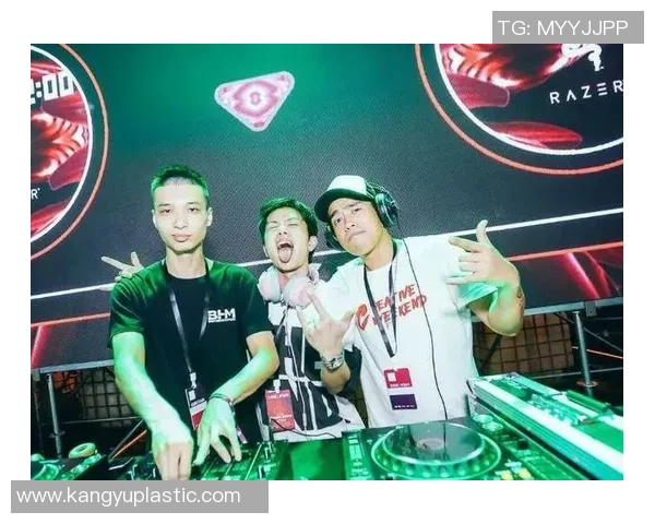 荷兰街头花式足球明星展现独特技艺引领潮流风尚 荷兰街头花式足球明星展现独特技艺引领潮流风尚