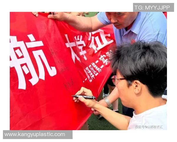 足球明星亲临校园为学子送上毕业祝福与人生启示的盛大典礼 足球明星亲临校园为学子送上毕业祝福与人生启示的盛大典礼