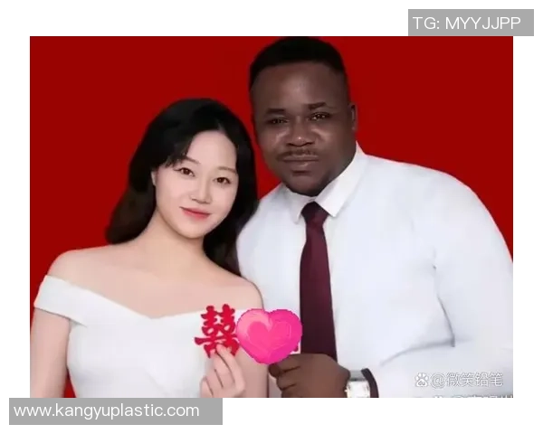 黑人足球明星与妻子携手共度幸福时光展现爱情与事业的完美结合